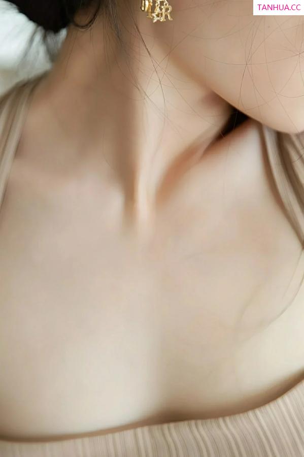   [XiuRen]高清写真图 2025.08.22 No.10678 刘婷婷 肉色连衣裙第11张图片
